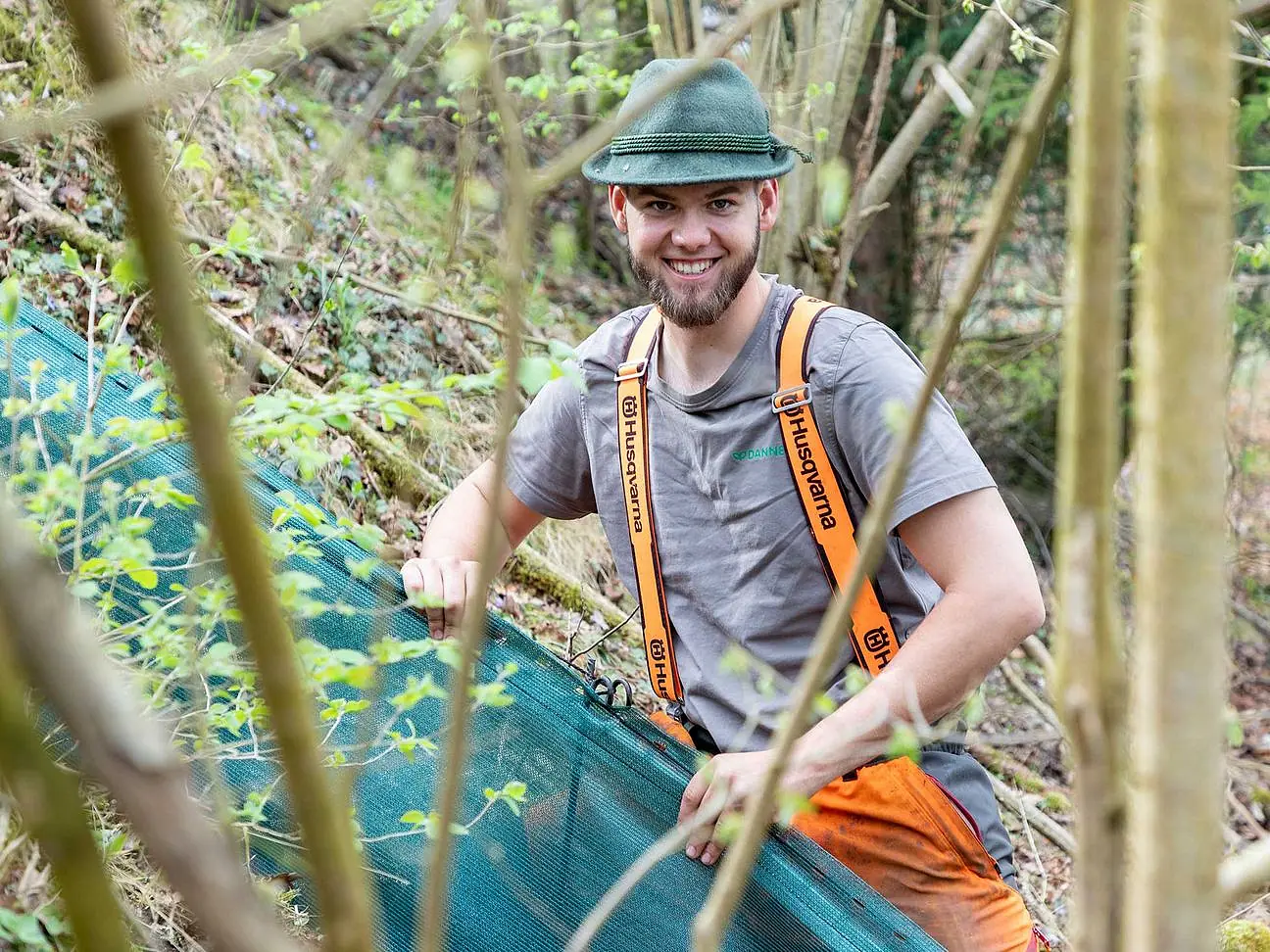 © Felbermayr/Weickinger Mitarbeiter von Danner Landschaftsbau beim Errichten des Amphibienschutzzauns